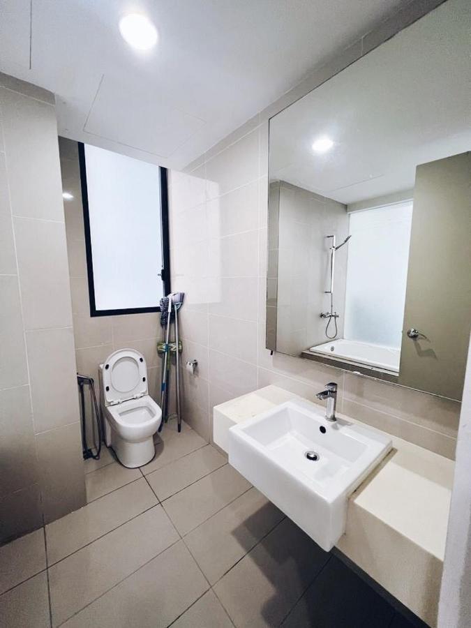 Connected Train 3 Bedrooms - Above Klgateway Mall 14 Куала-Лумпур Екстер'єр фото