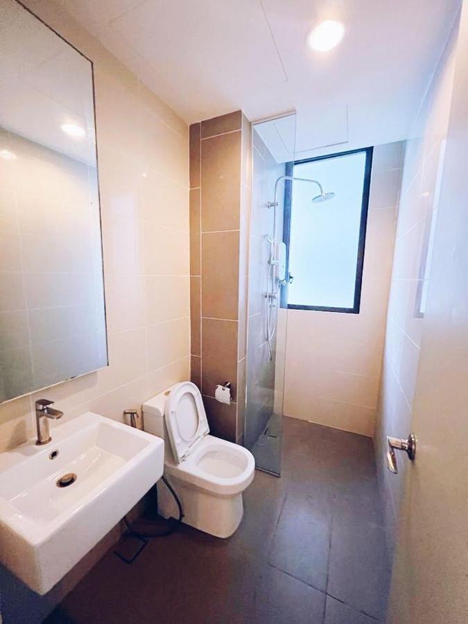 Connected Train 3 Bedrooms - Above Klgateway Mall 14 Куала-Лумпур Екстер'єр фото